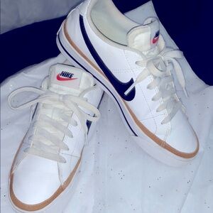 Nike White and Black Sneakers 6.5W